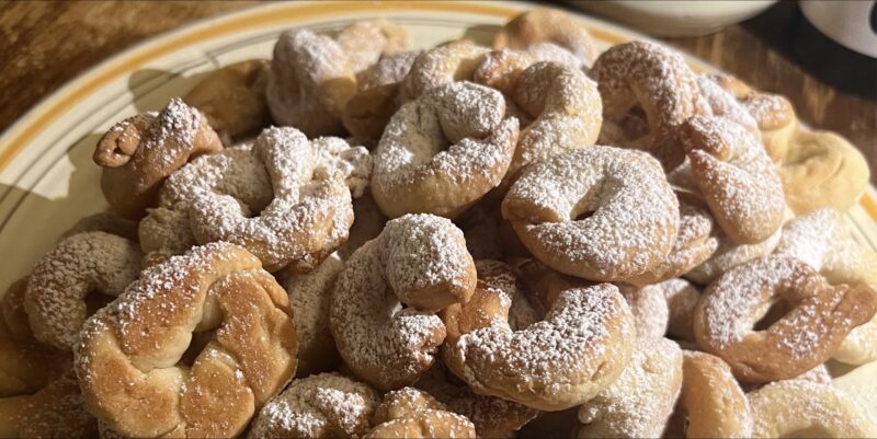 Picture of cookies with powdered sugar