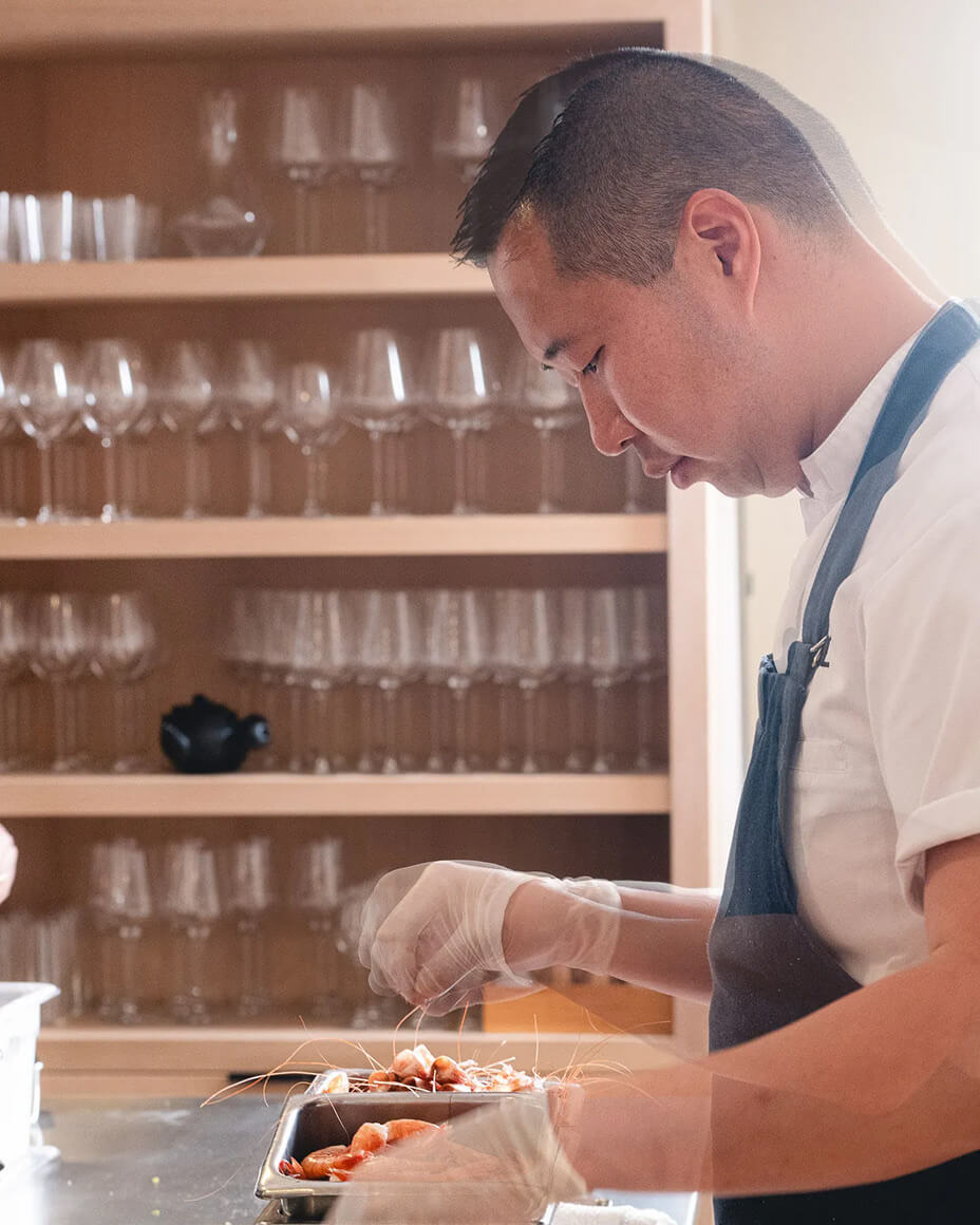 Chef Junsoo Bae prepping prawns in the kitchen at SSAL